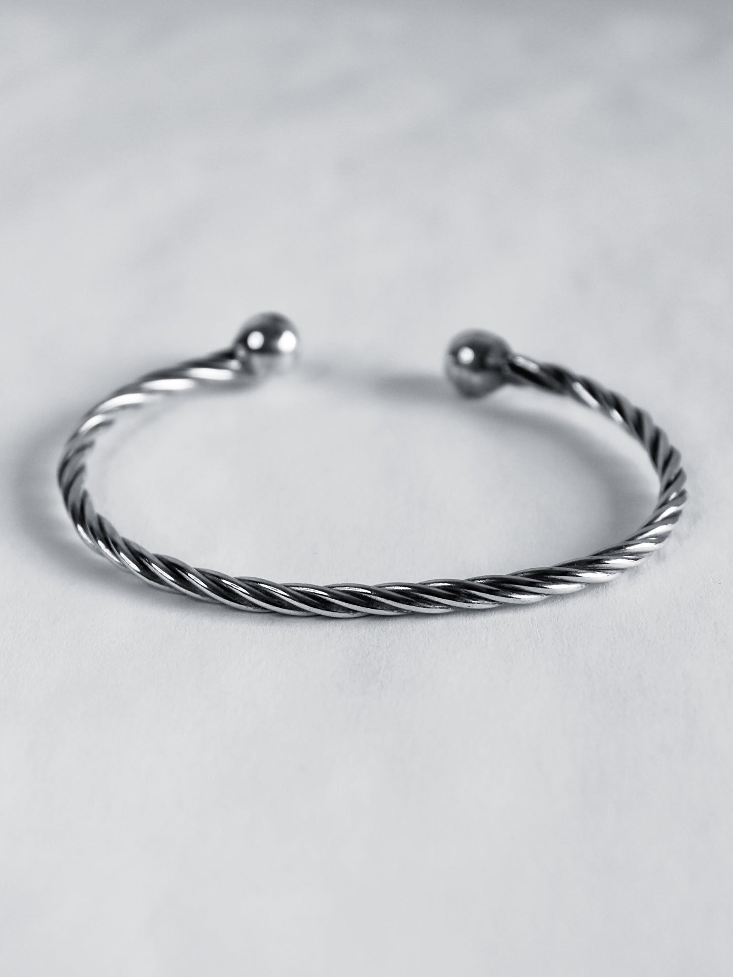 Brazalete Minimalista Torcido